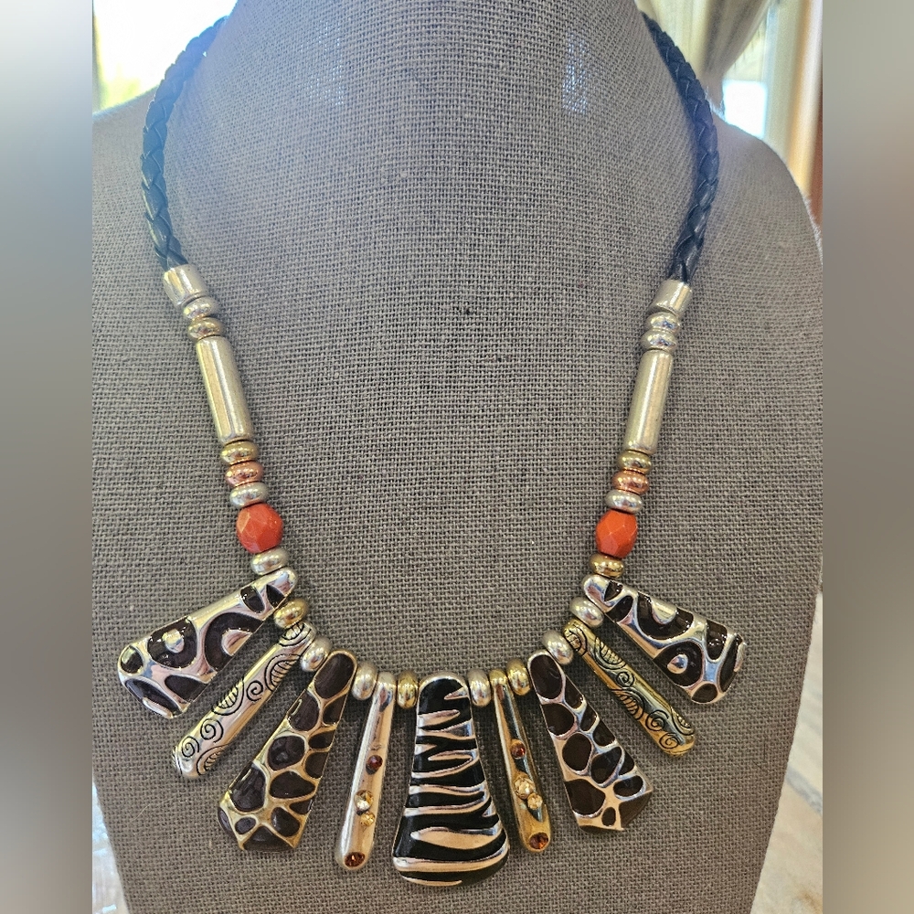 Exquisite Gold and Black Patterned Necklace